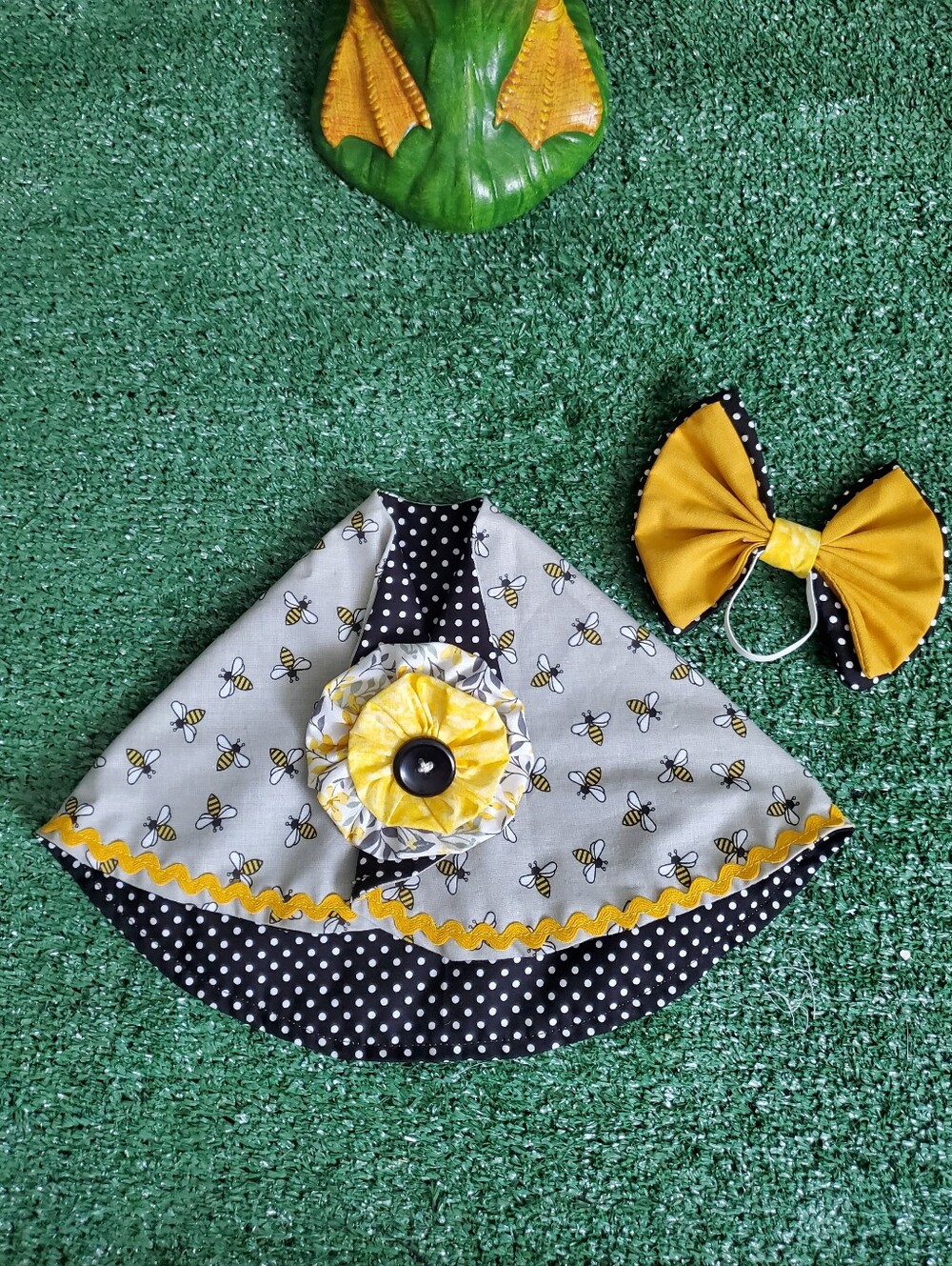 Porch Goose Outfit & Bow Set Bee Print - Picture 7 of 10